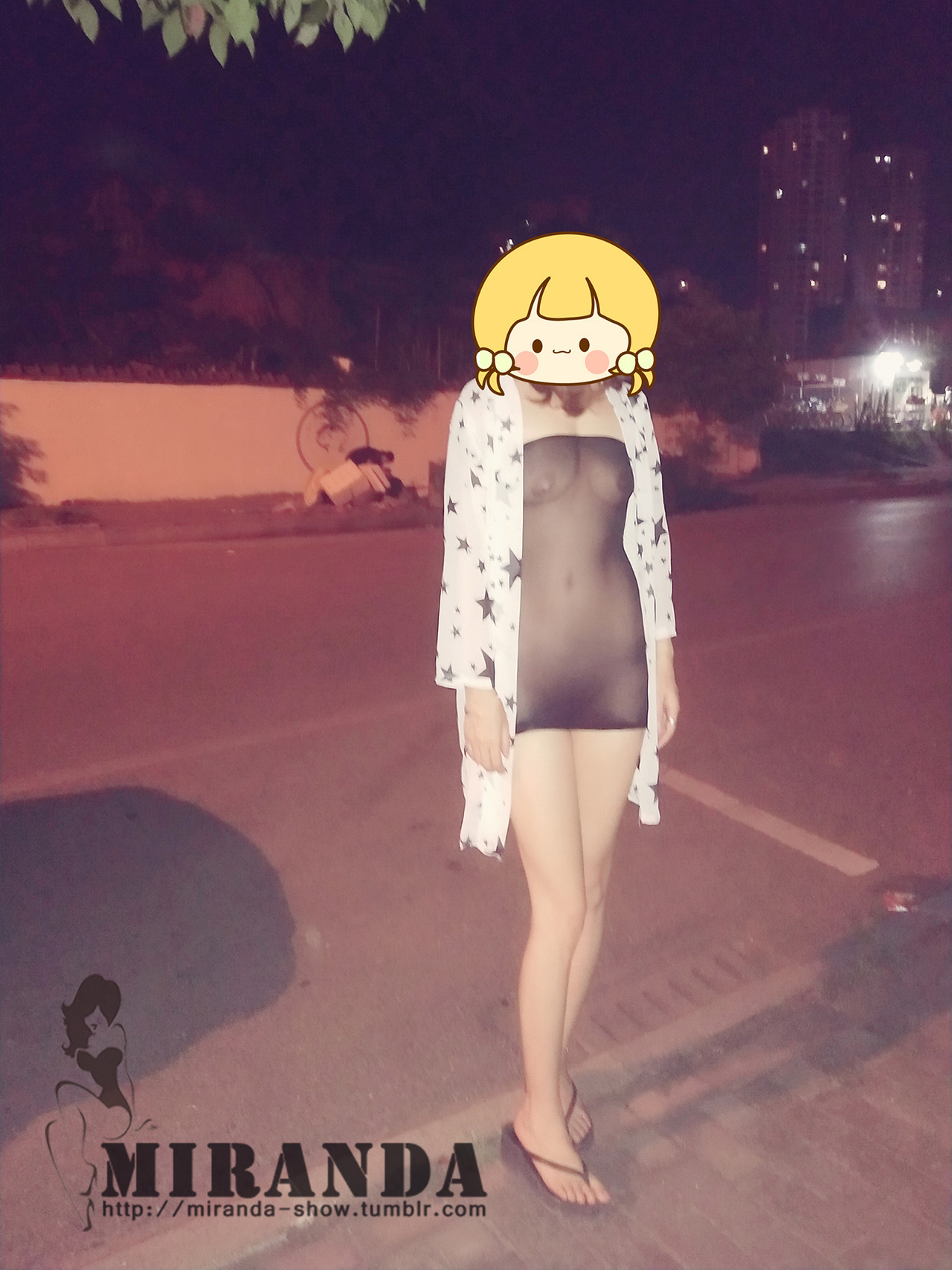 miranda-show:  夜游公园，  人  比想象的多；衣服比想象的要暴露；开闪光灯拍照比想象的要难。被看到好几次，其中一次露着咪咪，转弯处有一个散步的大叔，来不及把衣服拉上去，被看光光，吓死宝宝了。全套23P，另可入会，接受定制，详情咨询。