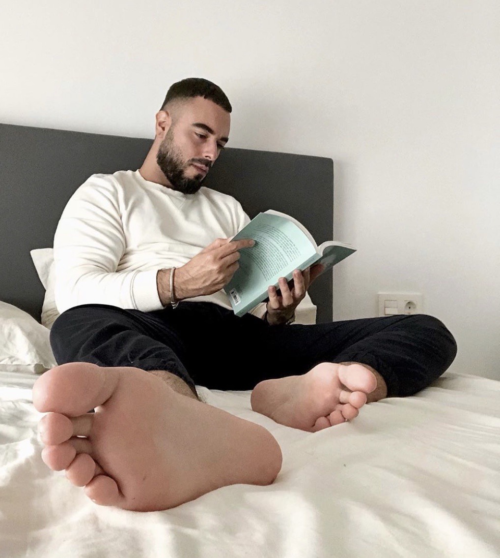 thingsdaddynynjlikes:nyfeet:comon son, you know the deal, Dad reads, you lick&hellip;..