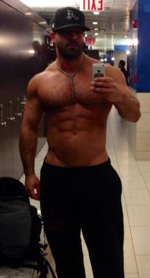 oofahpapa:  ♂♂ http://oofahpapa.tumblr.com/archive HAIRY GYM STUD !!! 