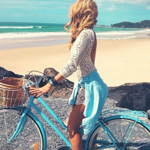 femmehunting: Cycling down to the beach in the Summer ☀️