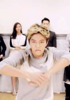 eteru:  13/∞ reasons to love Kim myungsoo → his flat / hairy tummy 