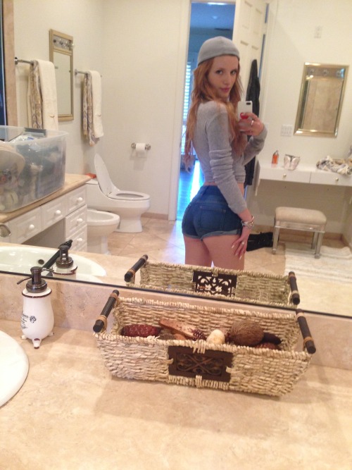 nathanielmtz:  seductive-sluts-twitter:Bella Thorne TOPLESS! @Seductive_Sluts  O MY GOD YES!!