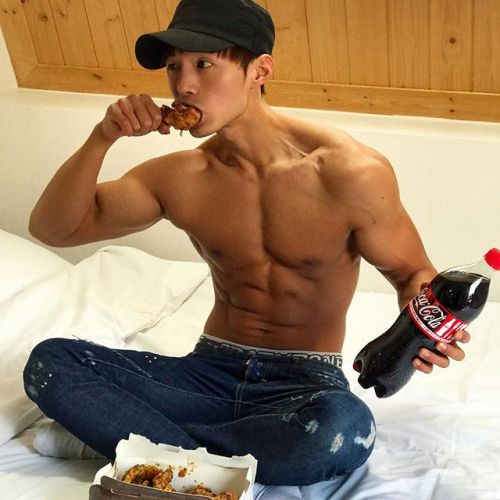 flipthastitch:Body and tan goals. 💪🏼