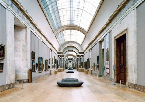 poeticasvisuais:Musée du Louvre, Paris, 2005Photo by Candida HöferMore related posts: Candida Höfer 