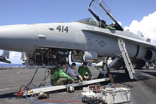 retrowar:Marines troubleshoot a data system on an F/A-18C Hornet from the Death Rattlers of Marine F