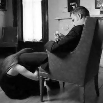 mentordom2:  hard2please72:  boadiceadeglinferi:  Il mio posto…. ai suoi piedi…