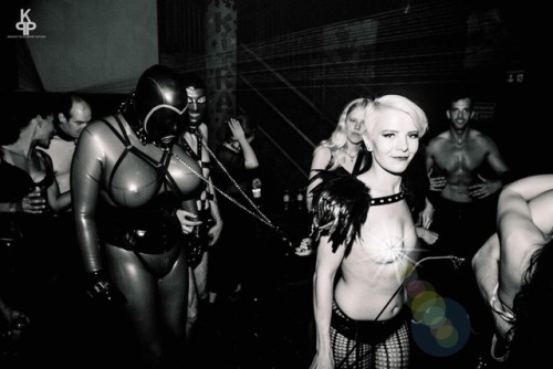 die-gummipuppe:  <p>Gummipuppe in KitKat Club &ldquo;Symbiotikka&rdquo;, with Skara and PrickelPitt (Photo by Krousky)