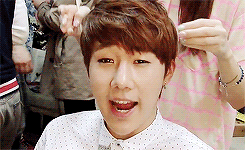 yuu-n:  sunggyu being interviewed while the coordinoona fixes his hair  