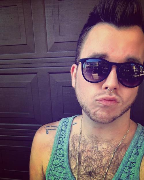 pat-nnek: new cut ✂️ who dis  (at Floyd’s 99) Instagram.com/patnnek 🖤