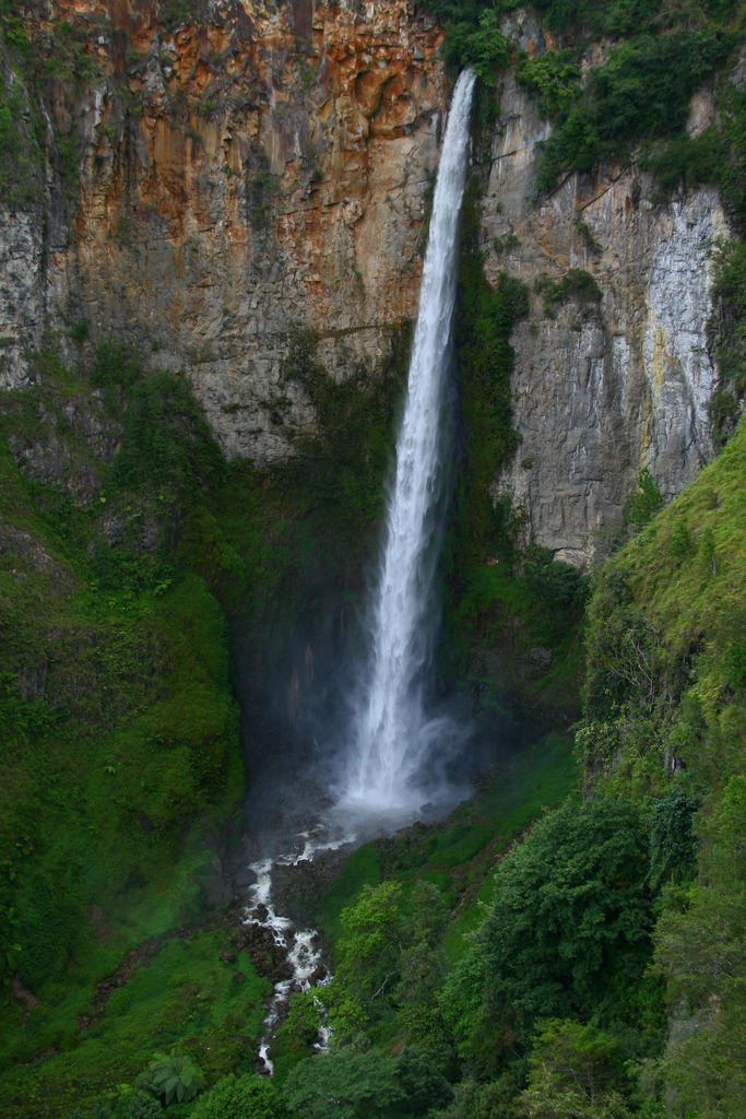 brutalgeneration:  Awesome waterfall, central Sumatra (by Raphael Bick) 