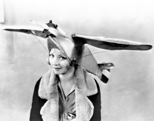 1 - Inez Courtney arbore un chapeau avion, Studio Culver, 1930.2 - Alice White et son chapeau avion, 1929.