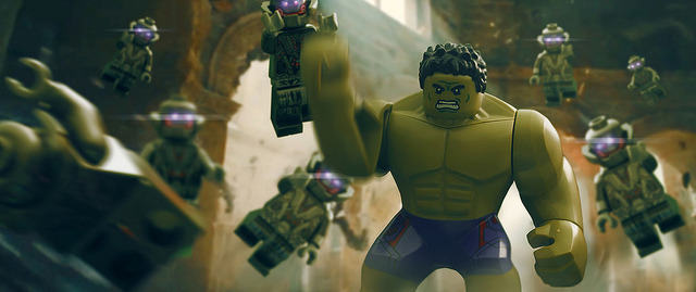 lego-minifigures:  hulk_fight by Young’s Lego