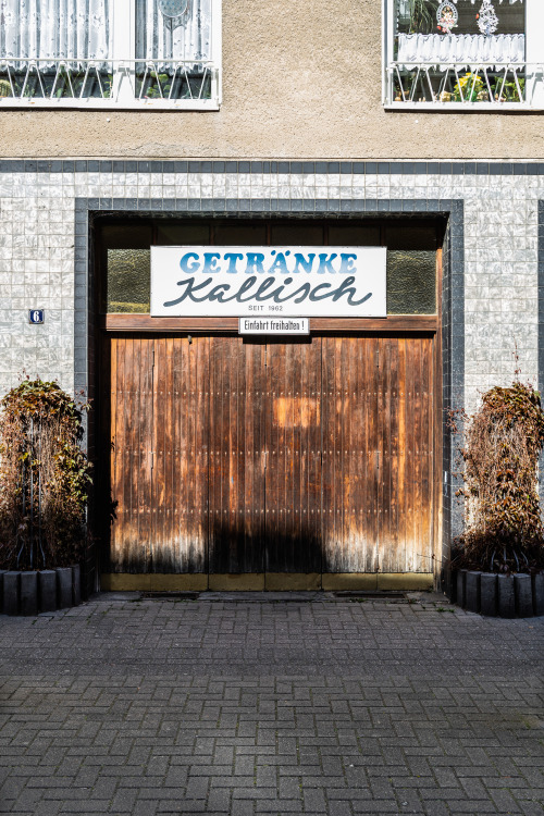 mauenheimer straße // köln nippeswhether the owner of the beverage trade built the post-w