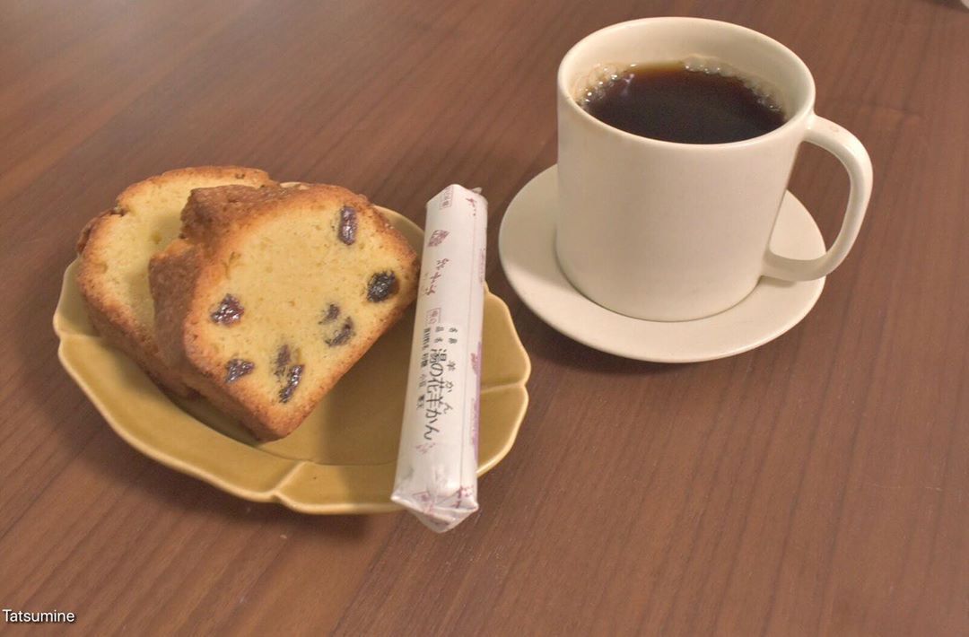 お茶の時間。
福島の義母が送ってくれた絶品手作りパウンドケーキと会津若松・松本家の湯の花ようかん。
#おうちカフェ #coffee #コーヒー
https://www.instagram.com/p/B-YpSwVJrbL/?igshid=ypa1m4j26stu