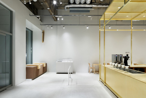 leibal:Blue Bottle Coffee Kobe Cafe is a minimalist space located in Hyogo, Japan, designed by Schem
