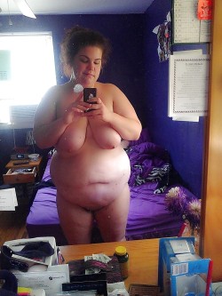 Another plus-size star in a great selfie.