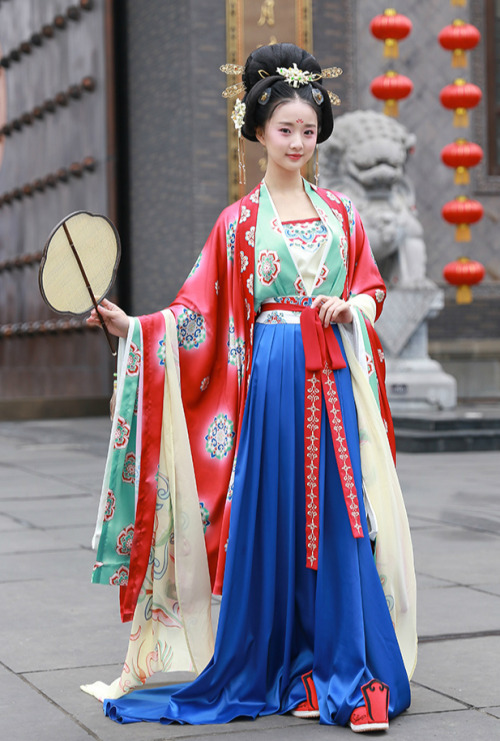 Traditional Chinese hanfu | Tang dynasty style | Wedding dress by 重回汉唐