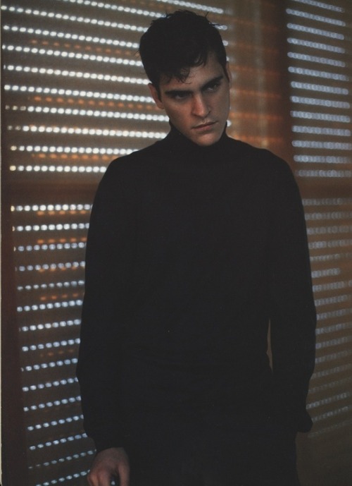 orangieporangiepuddingpie:  Joaquin Phoenix, Prada 1997 