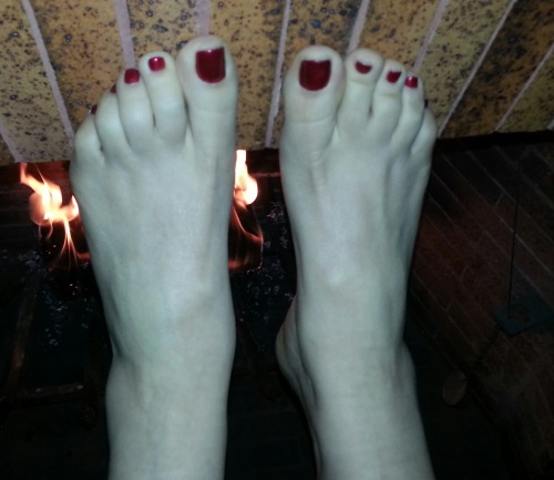 toerings-cutefeet: Cute mom’s feet  Thanks for the Submission