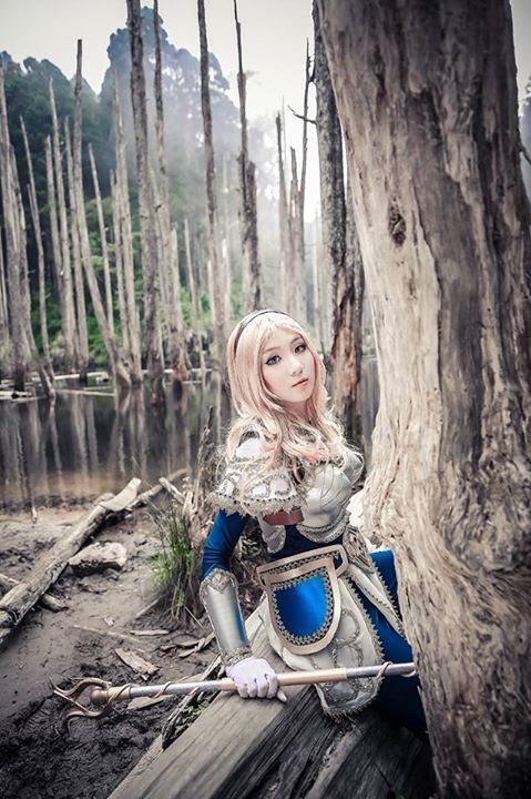 league-of-legends-sexy-girls:  Lux Cosplay 