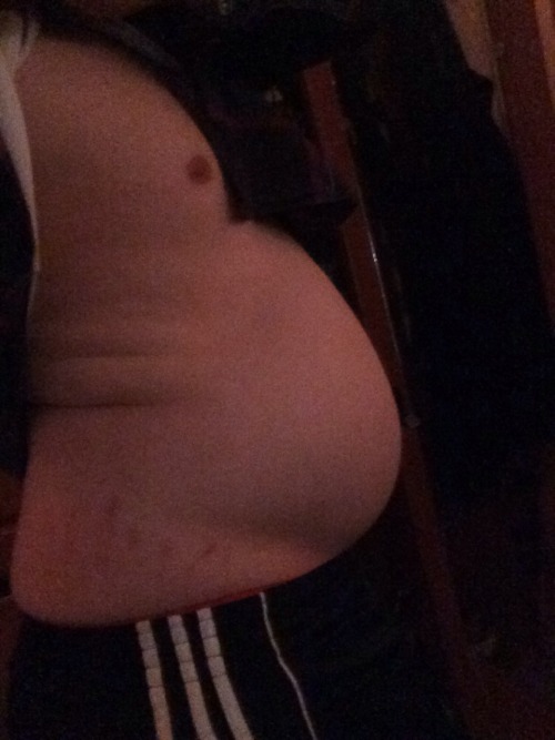 slimmer-than-youu:  bellylover111:  So fucking full. I feel like a blimp. I need a gal to come rub this so badly. Its so heavy and tight. I couldnt stop rubbing it all night and patting it cuz its just so round xD Despite the enormous pressure in there…