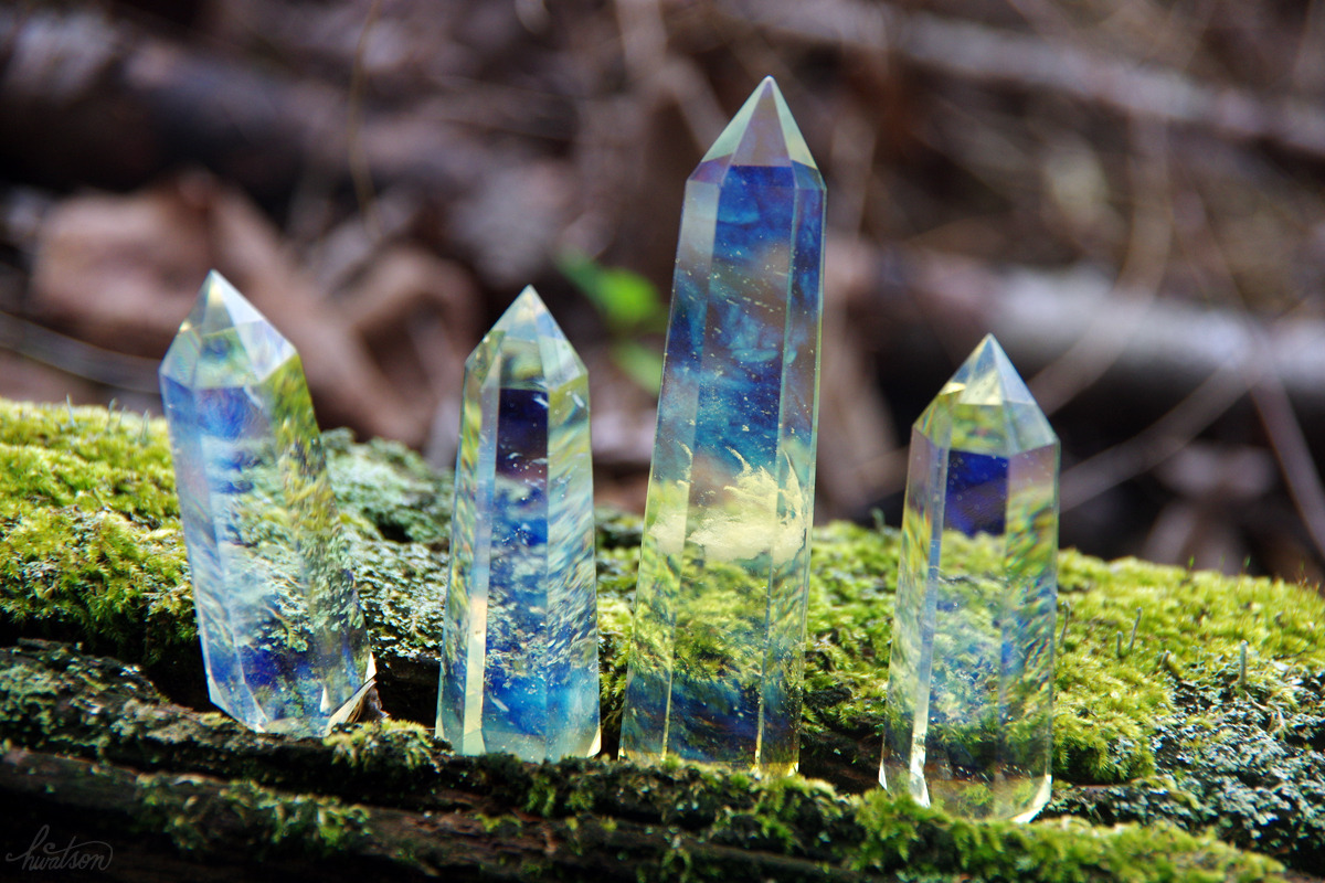 Crystals lsolate. Кристаллы в природе. Красивые минералы. Кристаллы драгоценных камней. Растущие Кристаллы в природе.