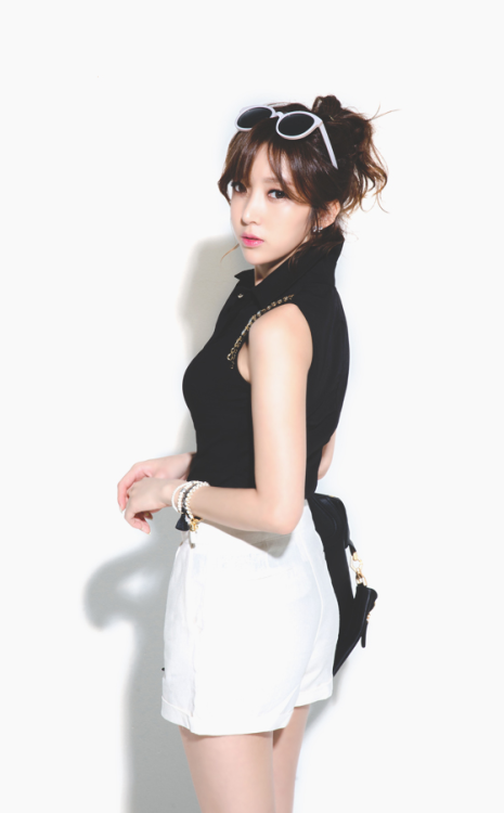 korean-dreams-girls:  Ye Jin - June 24, 2014 Set