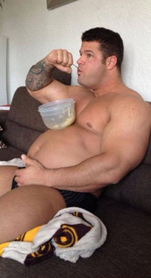 musclewanted:  roidsville-zoo:  Kurt Beckmann aka Marco Majewski oinking out  bulking with food on top of a roid gut. Awesome! 