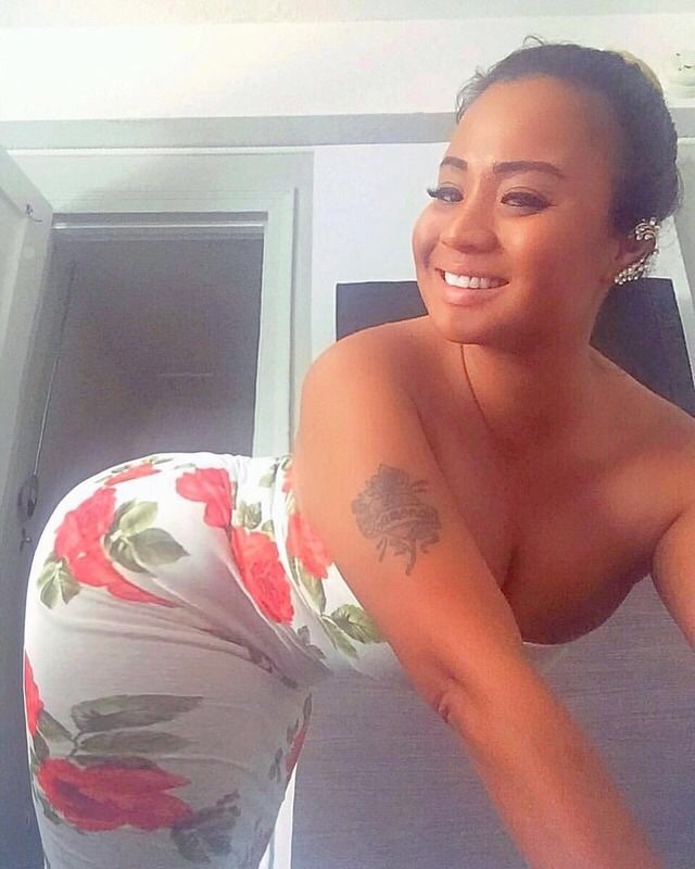 pleasing2theeye:  Even her smile is gorgeous 🔥😍