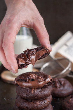 sweetoothgirl:    NUTELLA LAVA COOKIES  