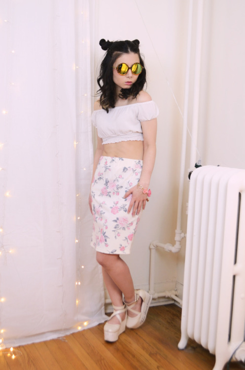 top: Dresslinkshoes: Liz Lisa x Yui Kannosunglasses: @yesstyle