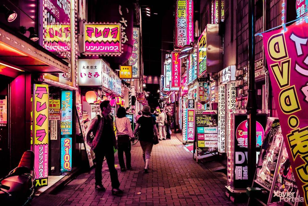 duckcity:  archatlas:    Tokyo’s Pink Glow   Xavier Portela takes us on a visual