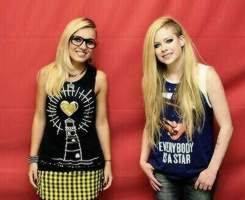 flosstbh:  sheisunapologetic: a Rihanna Meet And Greet Vs. a Avril Lavigne Meet And Greet   