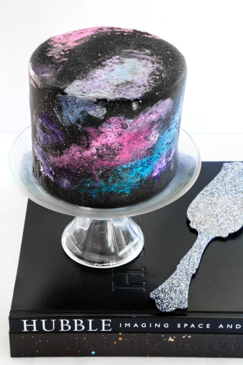 brightfuturegirlgangeducateemall:t-doggg:sweetoothgirl:BLACK VELVET NEBULA CAKEI want this to be my 