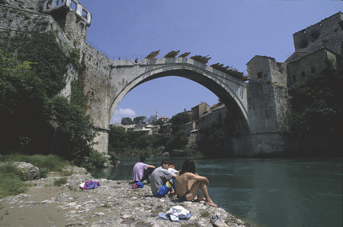 lilium-bosniacum:Mostar ‘93, prior to the destruction of the Old Bridge / James Mason 