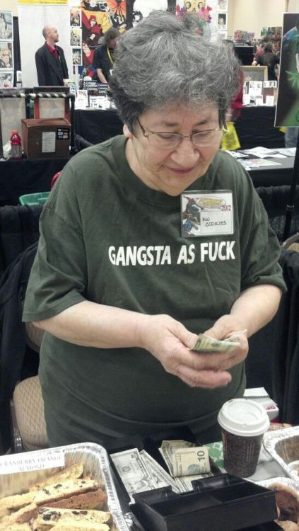 latestfunnystuff:Sweet old lady selling baked goods at the Pittsburgh Comic-con