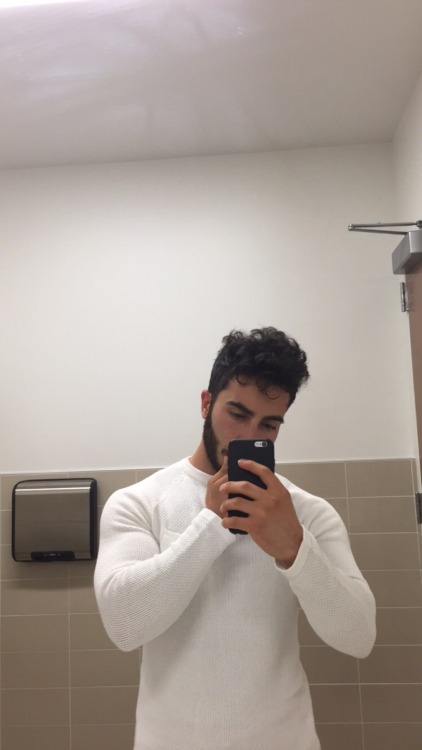 goalsmami: brah-nka: nocuer: I really spent thousands of dollars to take selfies at school fuck godd