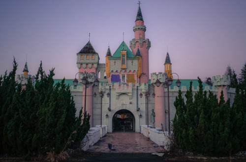 NARA Dreamland at DAWN奈良ドリームランドの夜明け,奈良県,日本