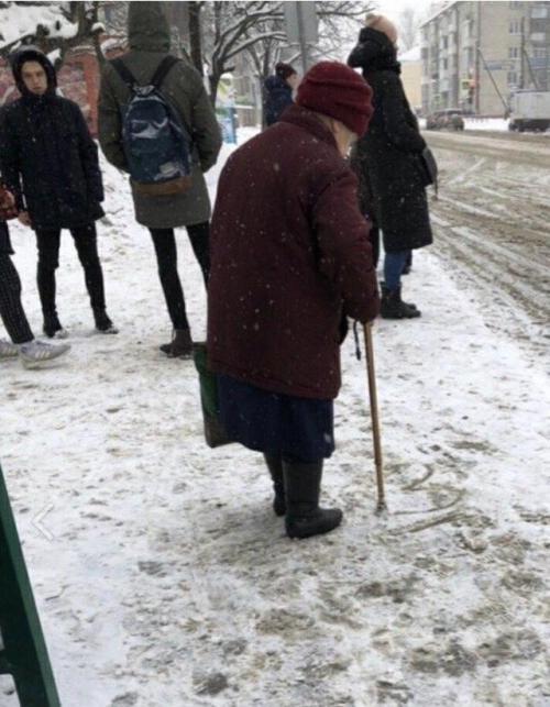 cute-pet-animals-aww: This old old lady was drawing a heart while waiting for the bus