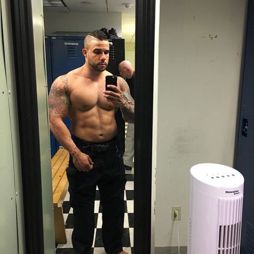 thick-sexy-muscle:  NYPD muscle hunk, Miguel Pimentel
