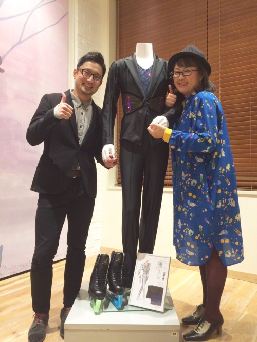 fencer-x:  So I was looking closer at this pic of Kubo-sensei and Kenji-sensei from the Chacott talk event today and noticed  1) lmao they’re holding Yuuri’s hands   And  2) THEY GAVE HIM VICTURI-COLORED BLADE GUARDS.