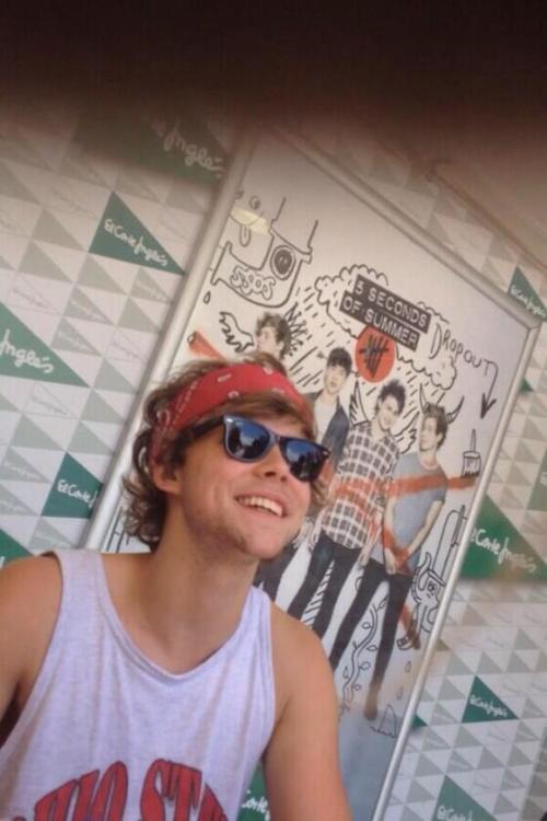 pnksrock:Ashton Irwin at the signing in Barcelona Today