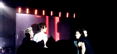 anchoredlou:  I may have been lost in thought and have been staring at this gif for far too long but I was focussing on the way Harry just steps away from Liam and so surely approaches Louis, and Louis just gives the go ahead and then they just fall into