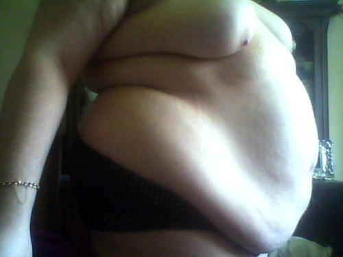 thefatbellycollection:  396lb… I’m turning into such a fat fucking bitch.  Loving all my extra weight, I’m so soft and luscious hehe.