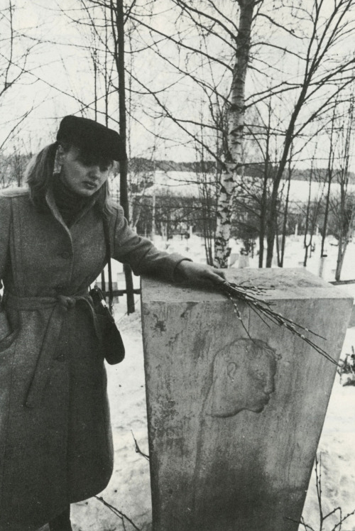 an-overwhelming-question:Yevgeny Yevtushenko - At Pasternak’s Grave