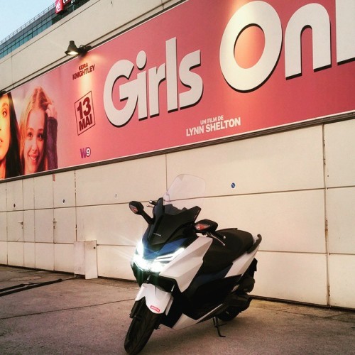 #girlsonly ? le #pcx125 part a #cannes2015 ce weekend end