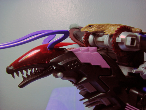 Stretchy lizard hitches a ride on a huge death machine grump.