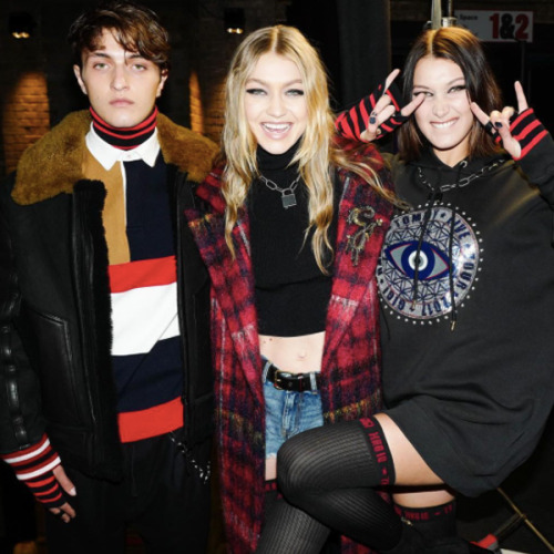 Some sibling love.. The three Hadids walked the Tommy Hilfiger x Gigi Hadid runway during LFW. 