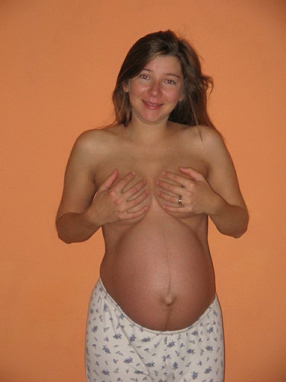 stonerpreggolover: thefertilevalley: Cutie exposing her babymaking curves.  Yummy!