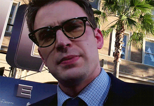 chrisevansedits:Chris Evans | ‘Captain America: The First Avenger’ Los Angeles PremiereHe’s so cute❤